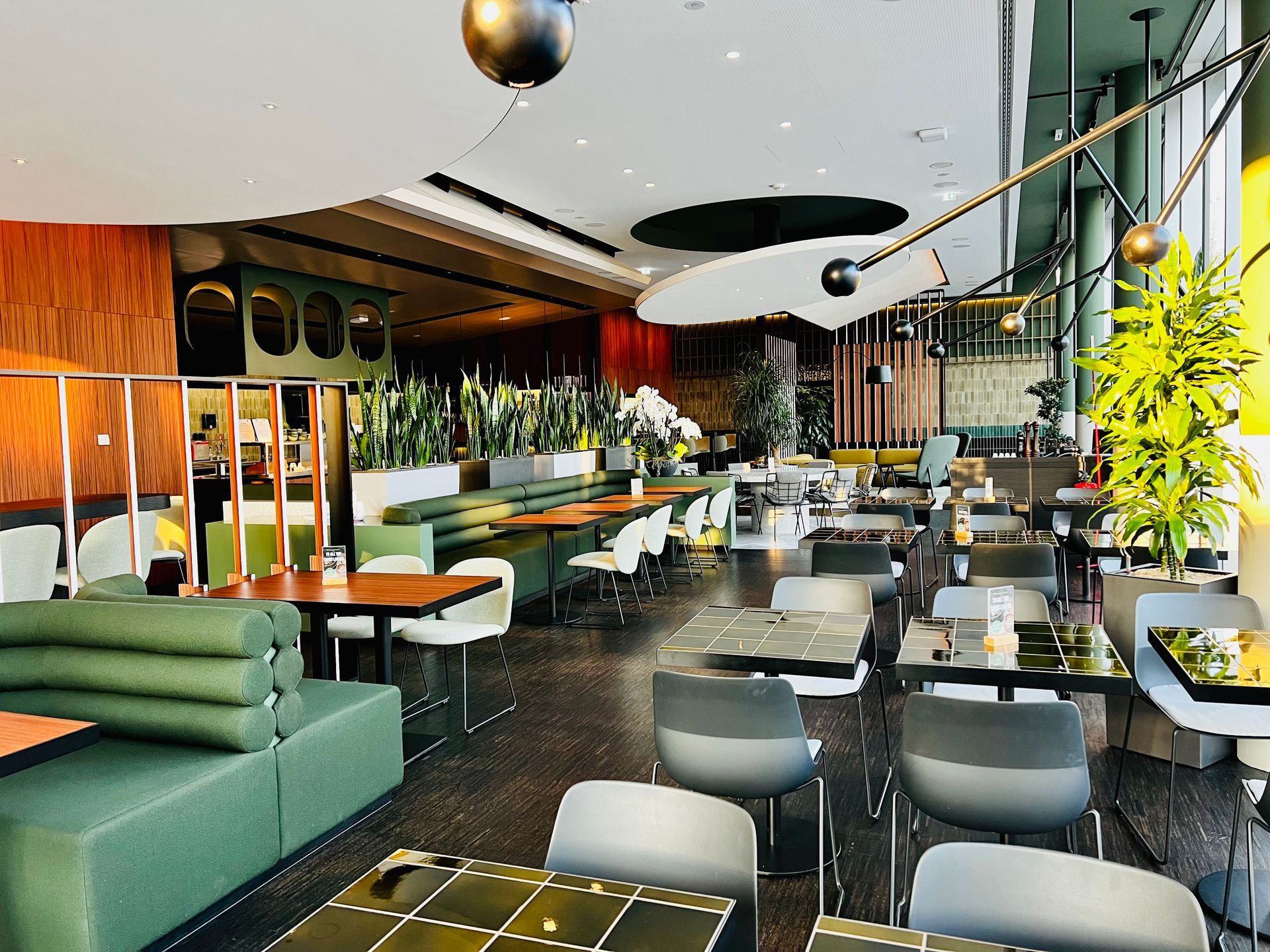 Ein Restaurant mit Tischen und Stühlen in einem großen Raum.