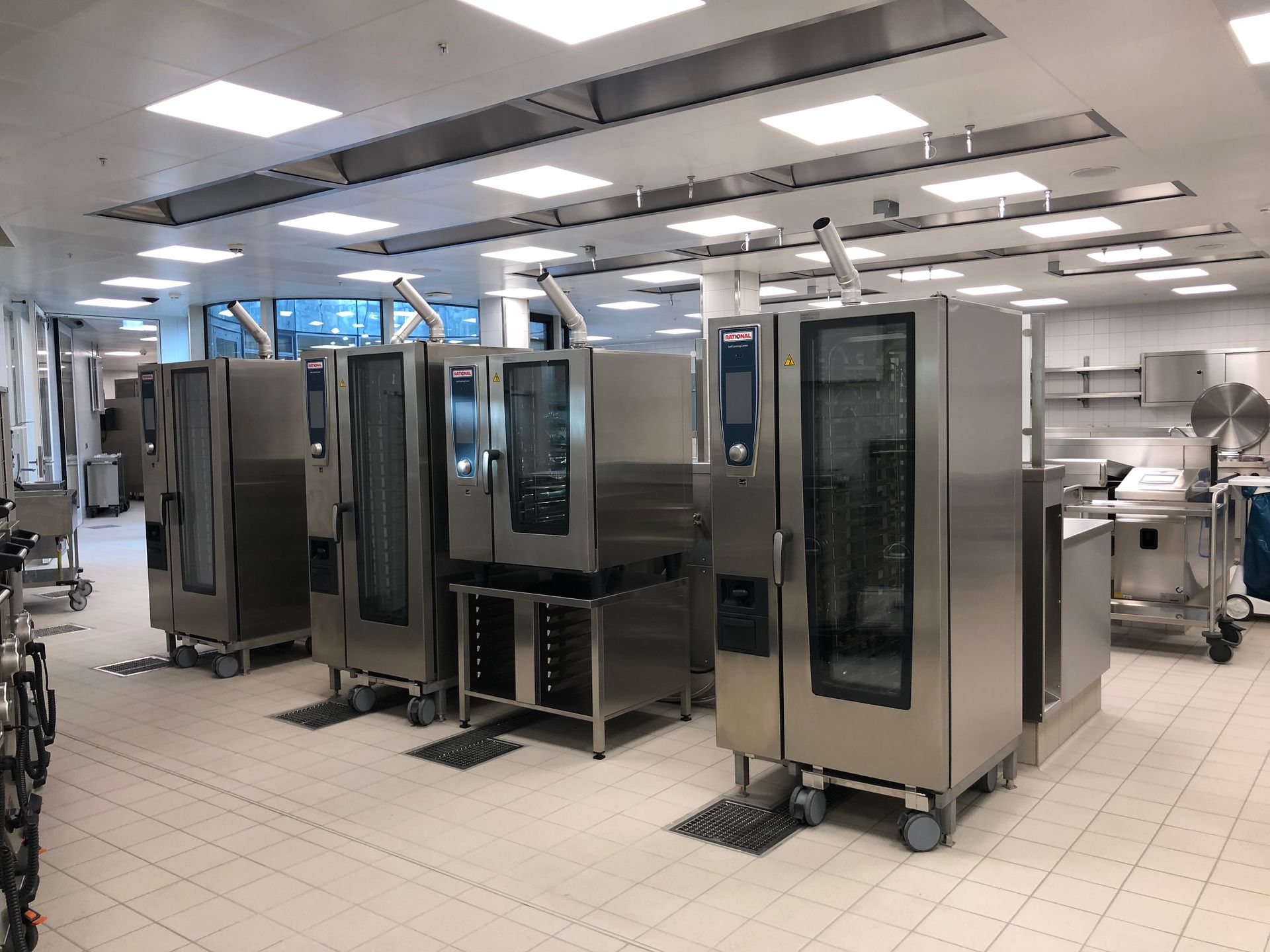 Eine große Küche mit vielen Geräten aus Edelstahl.