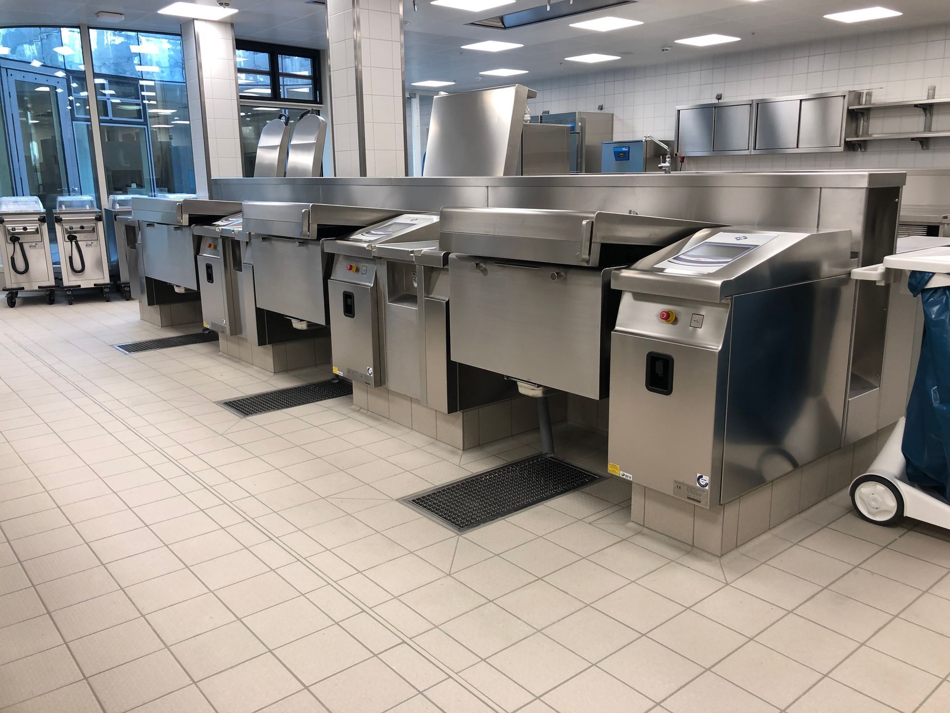 Eine große Küche mit vielen Geräten aus Edelstahl