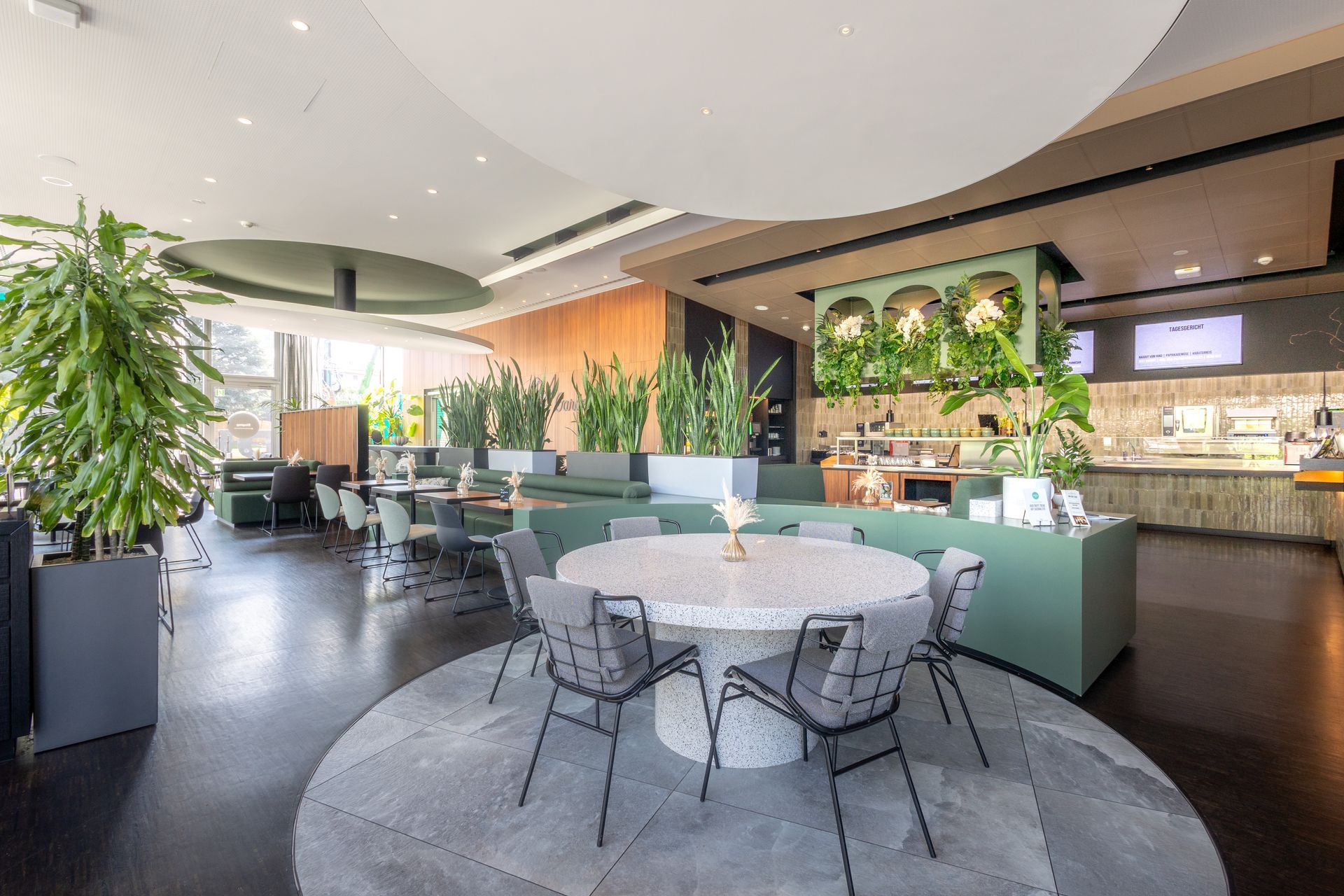 Eine lange Reihe von Geräten aus Edelstahl in einer Küche.