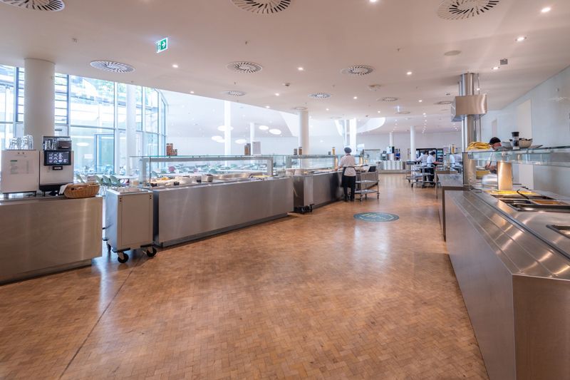 Ein großer Speisesaal mit Buffet und großem Fenster.