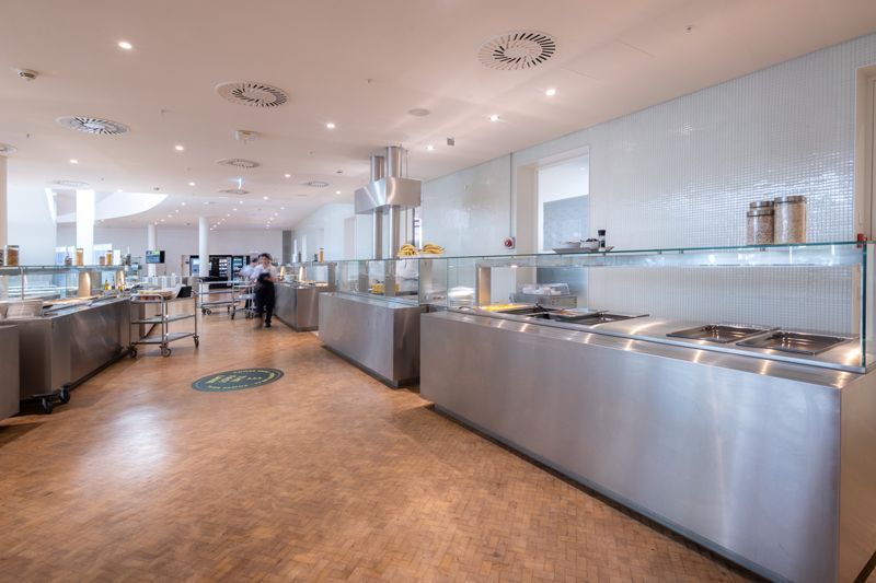 Ein Buffet in einem Restaurant mit Theken aus Edelstahl.