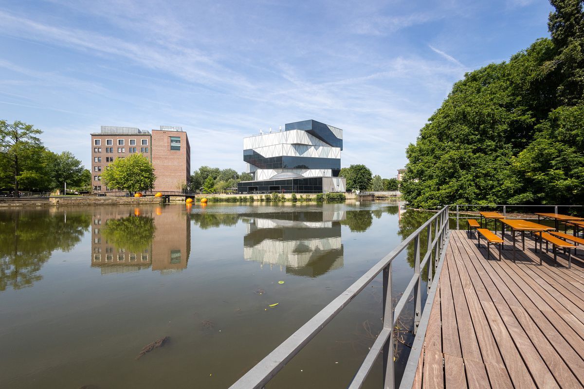 Ein großes Gebäude mit Treppen, die hinaufführen