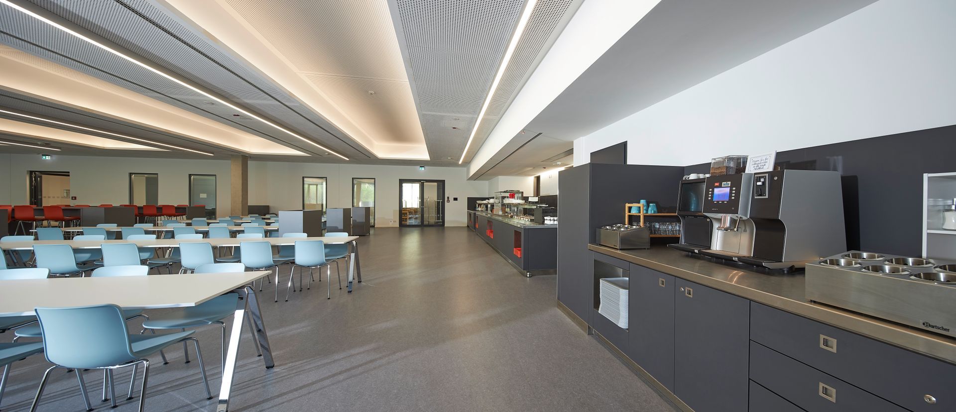 Ein großer Raum mit Tischen und Stühlen