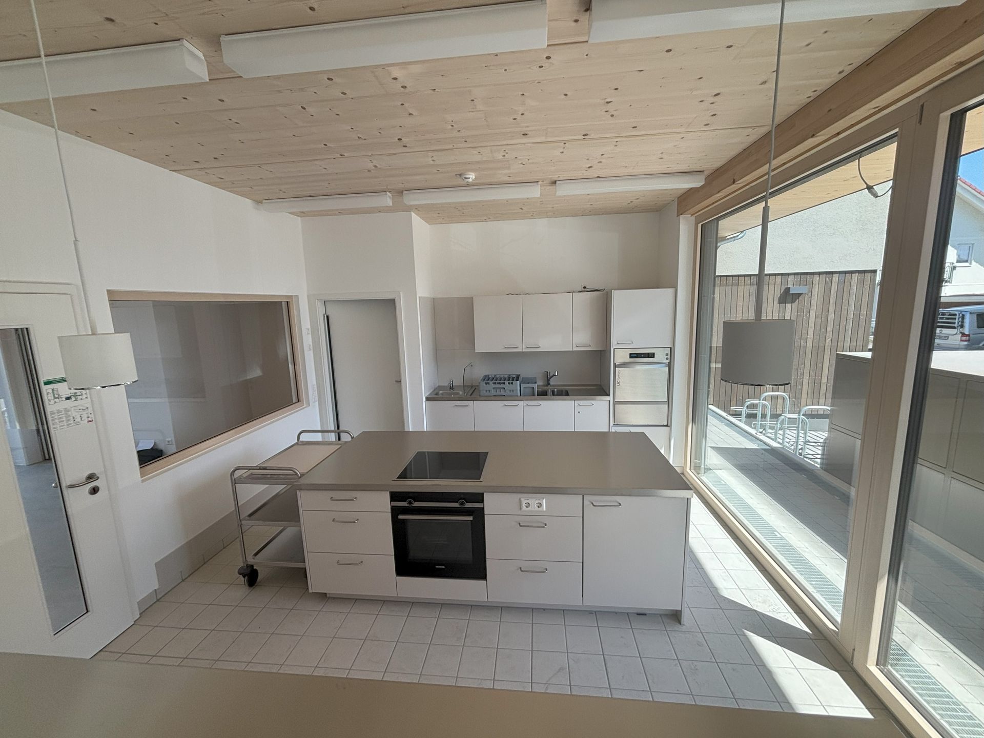 Eine Küche mit weißen Schränken und einem Herd mit Backofen