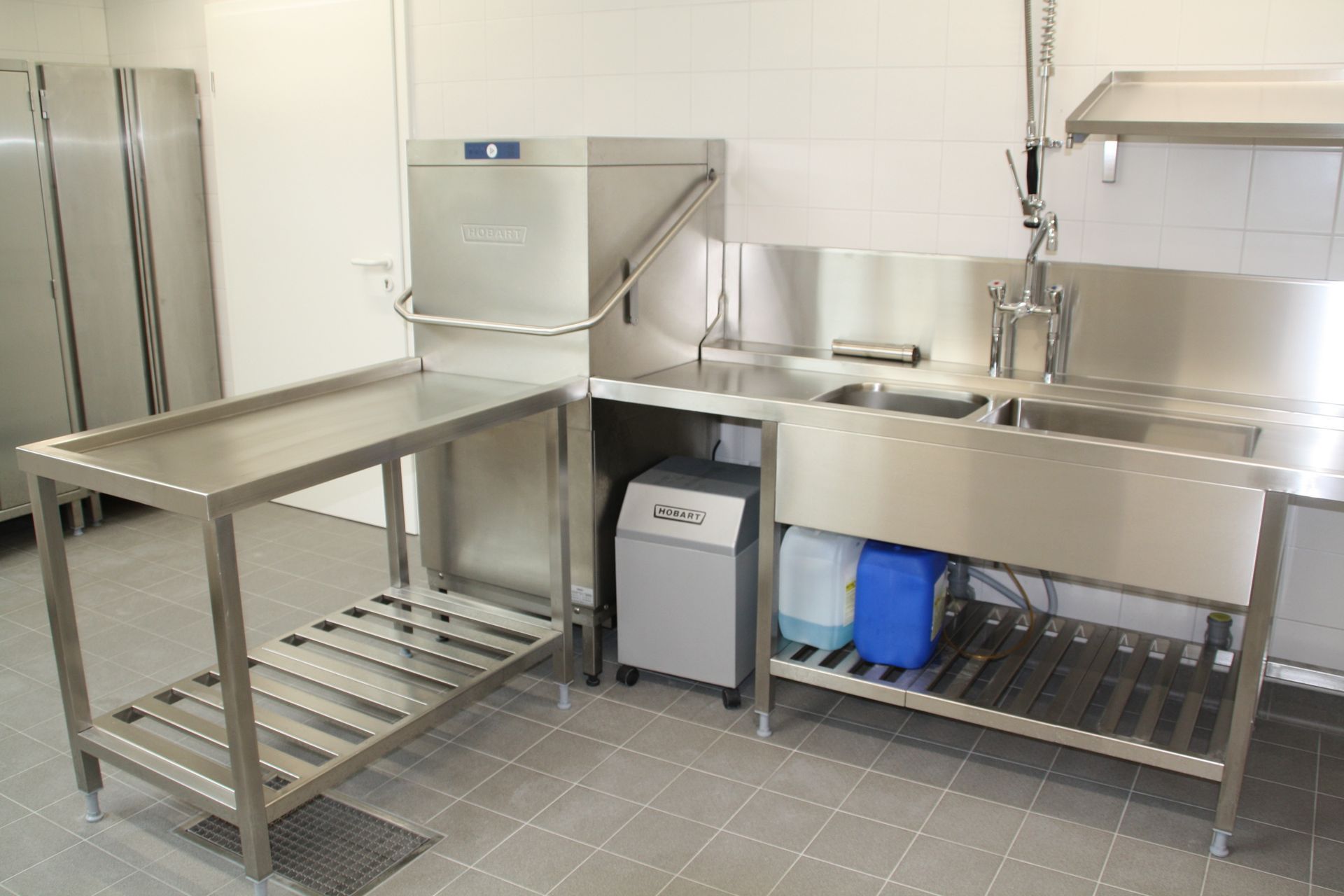 Eine Küche mit Geräten aus Edelstahl und einer Spüle.