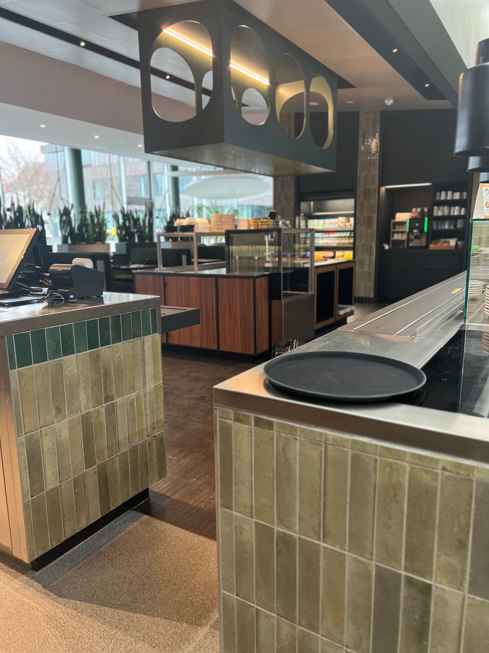 Ein Restaurant mit einer Theke und einem Tablett darauf