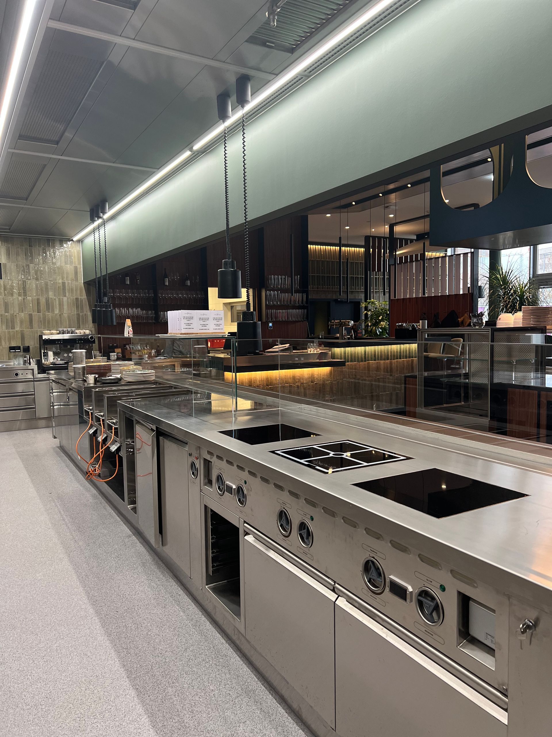 In der Mitte des Raumes stehen ein Tisch und Stühle.