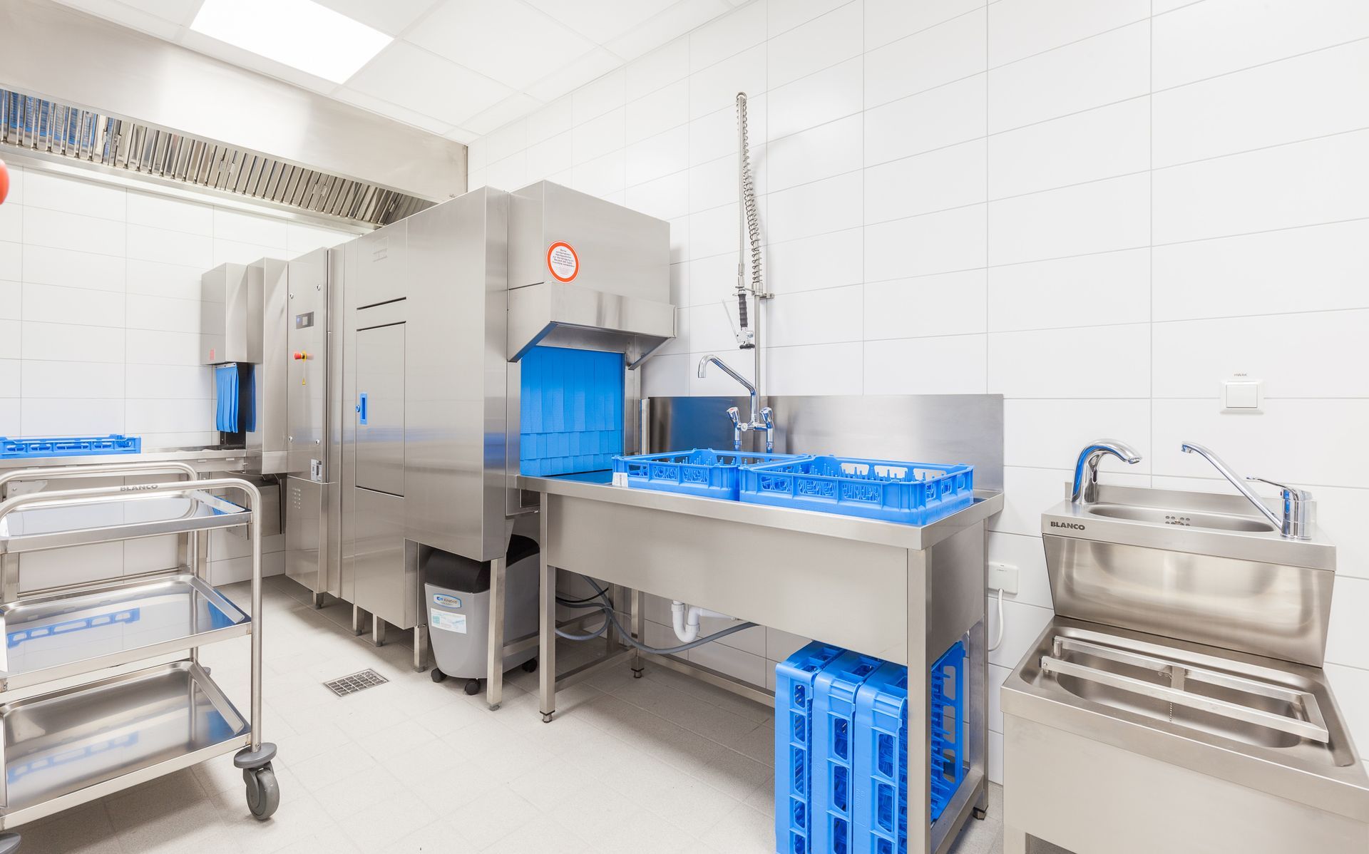 Eine Küche mit Geräten aus Edelstahl und einer Spüle.