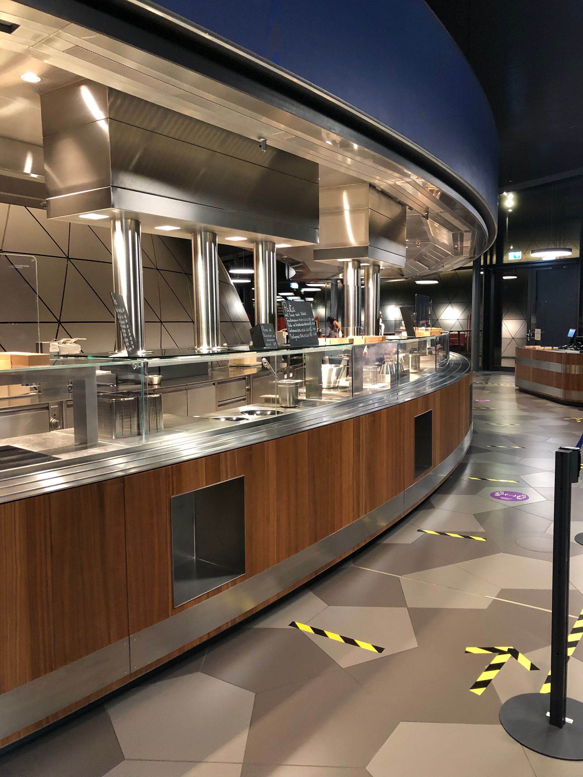 Ein Buffet in einem Restaurant mit Geräten aus Edelstahl