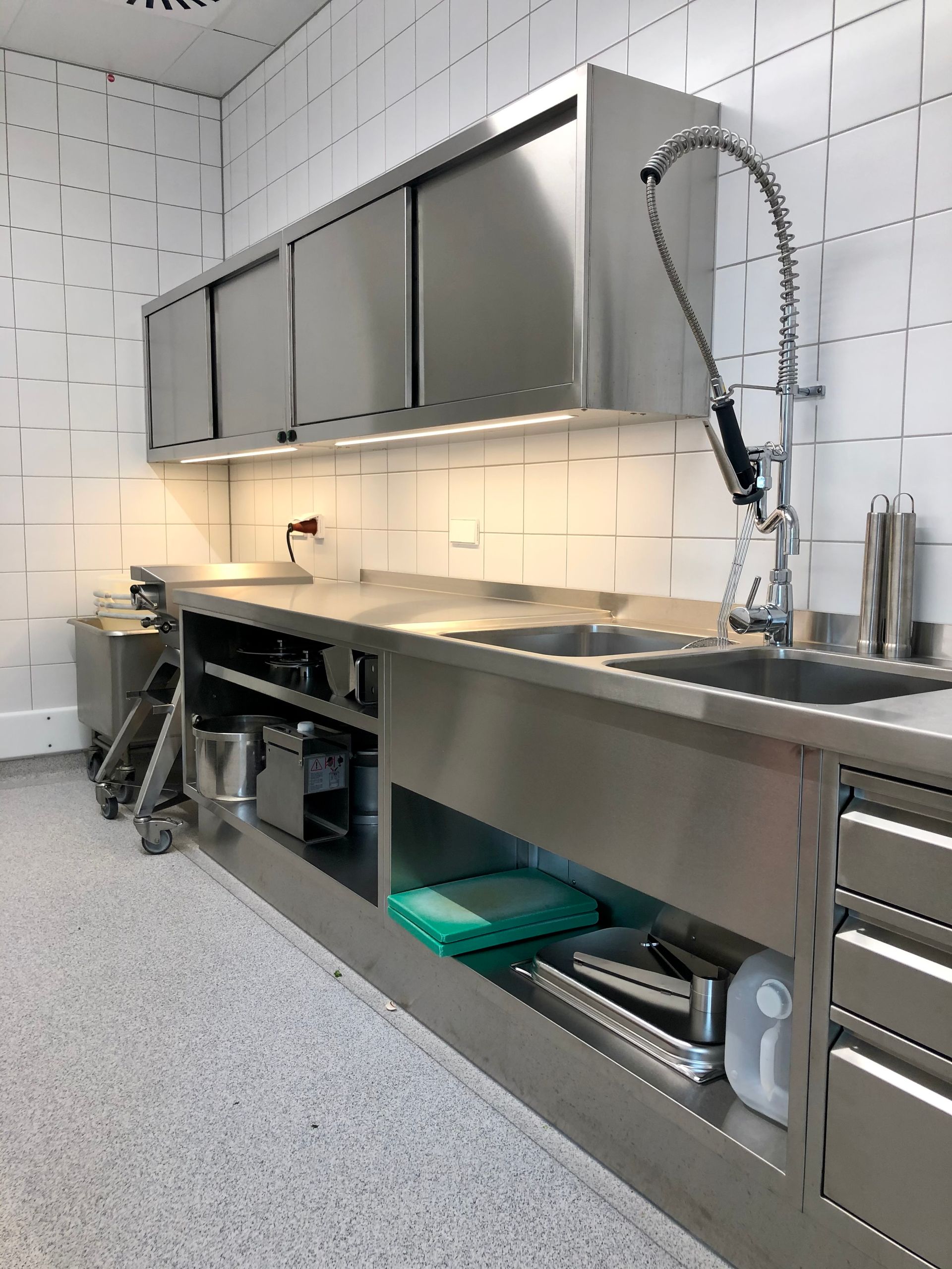 Eine Küche mit Edelstahlschränken und einer Spüle