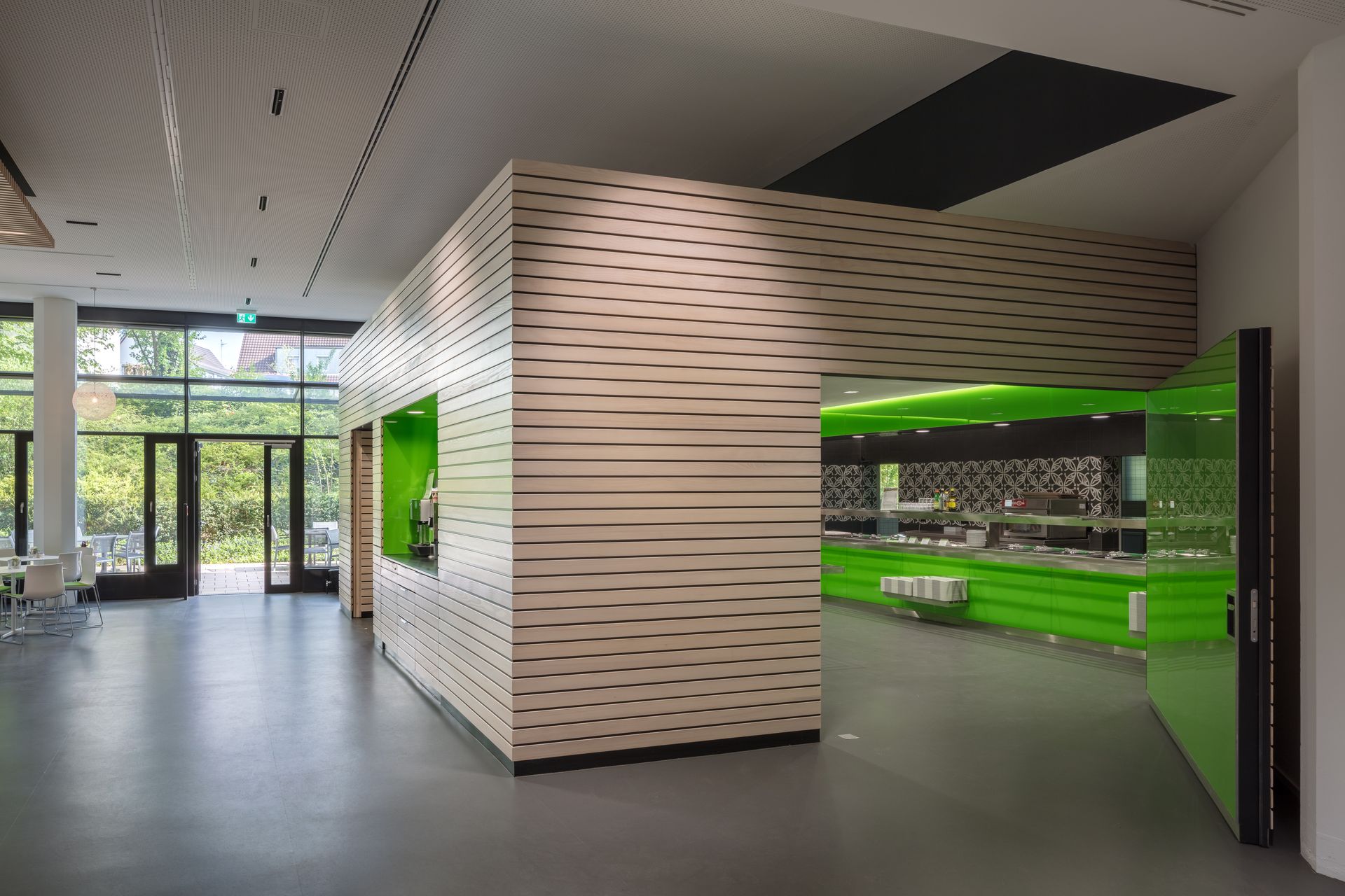 Ein Raum mit einer Holzwand und einer grünen Theke