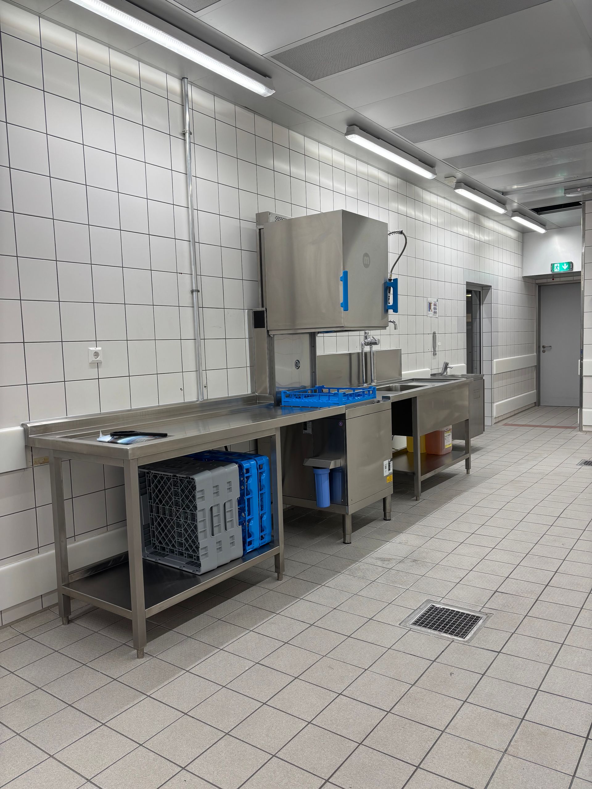 Eine Küche mit einer Arbeitsplatte und einer Spüle aus Edelstahl.