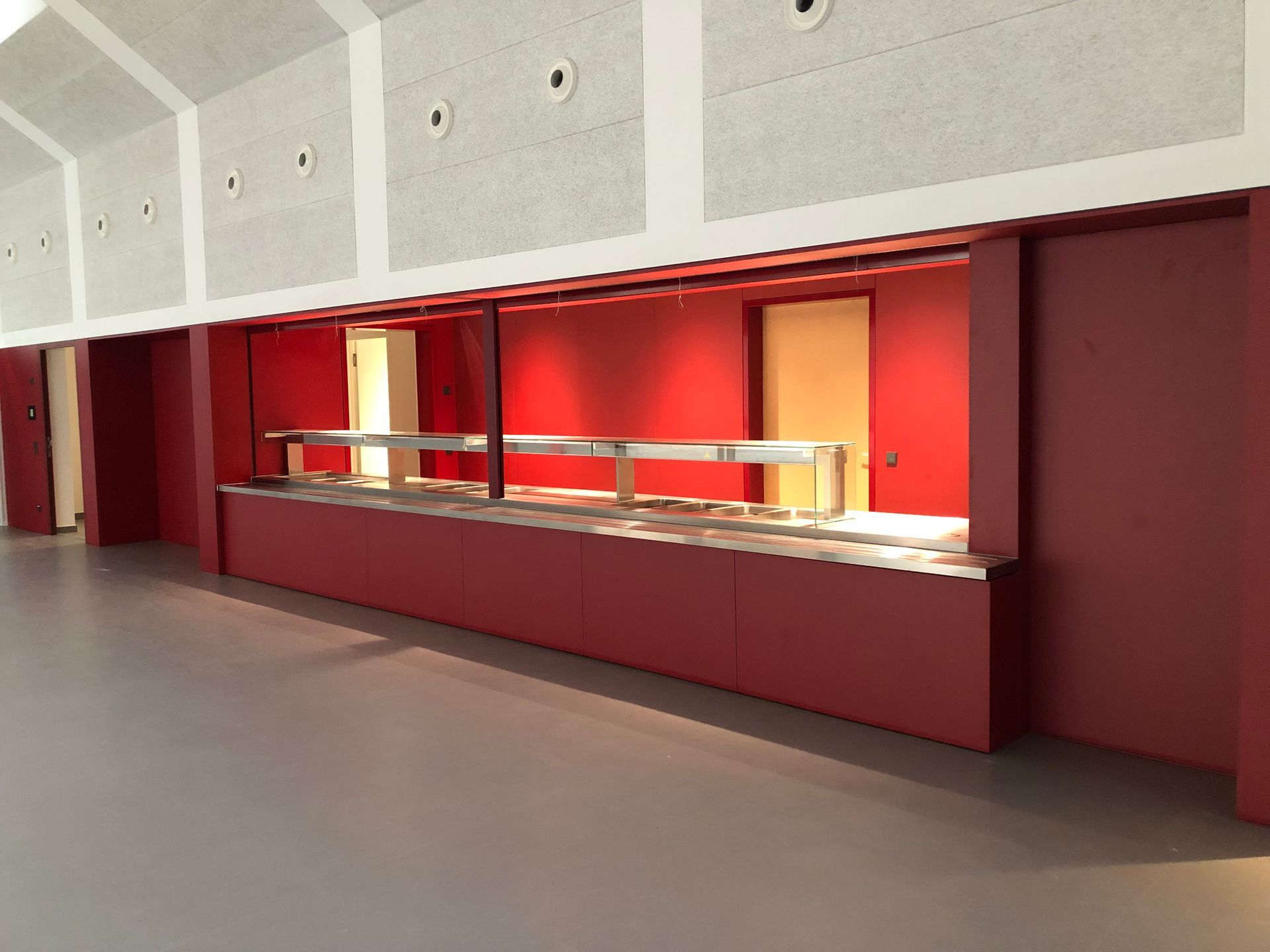 Eine lange Buffetschlange in einem Gebäude mit roten Wänden