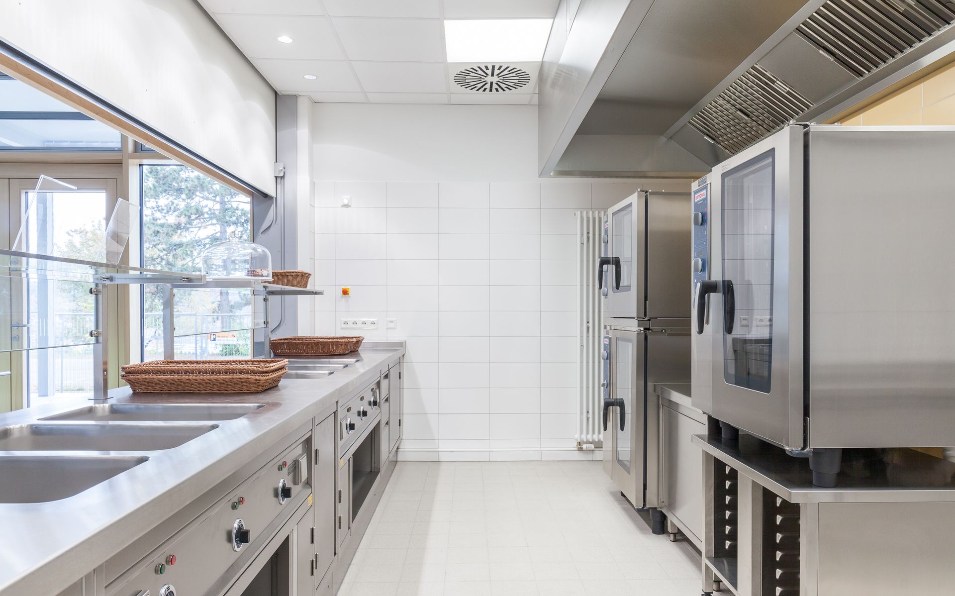 Eine Küche mit vielen Geräten aus Edelstahl und einer Spüle.