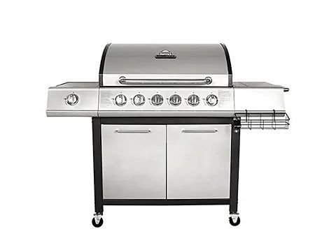 Una parrilla de acero inoxidable con ruedas y gabinetes sobre un fondo blanco.