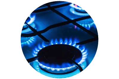 Un primer plano de una estufa de gas con llamas azules.