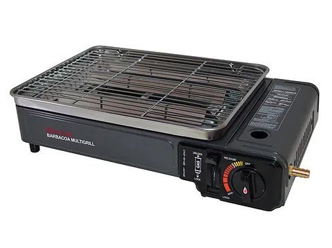 Una estufa portátil con una parrilla encima sobre un fondo blanco.