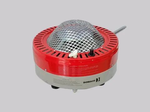 Un calentador rojo con un cable que sale de él sobre un fondo blanco.