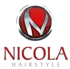 Logo für Nicola Hairstyle: Rotes und silbernes kreisförmiges Emblem mit stilisiertem „N“ und dem Text „NICOLA HAIRSTYLE“ darunter.