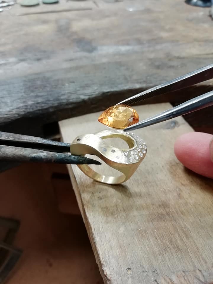 Bague avec pierre en fabrication