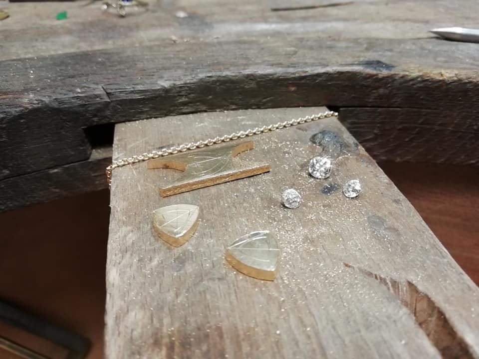 Collier en fabrication