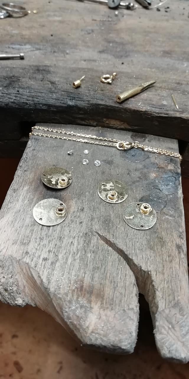 Bijou en fabrication