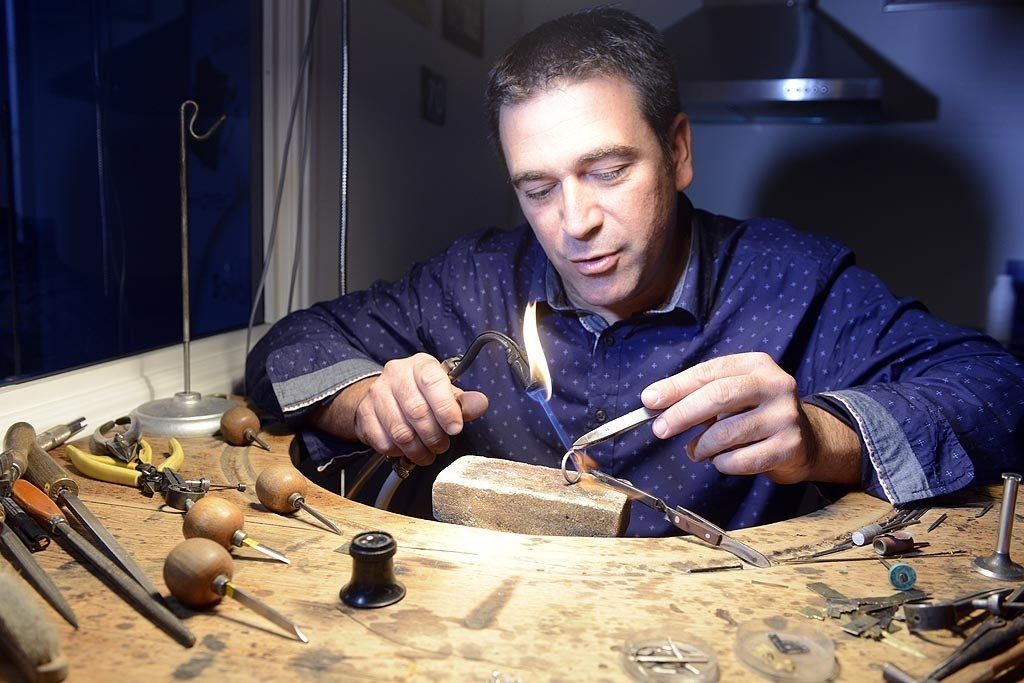 Joaillier en fabrication