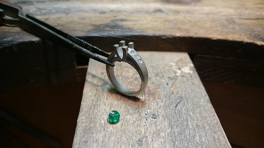 Bague en création avec petites pierres brillantes