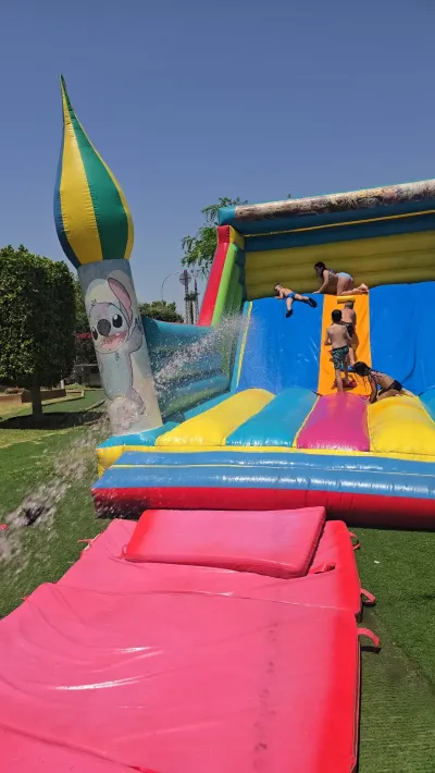 Un grupo de personas está jugando al minigolf en un parque.