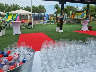Una mesa llena de copas de vino y botellas de agua