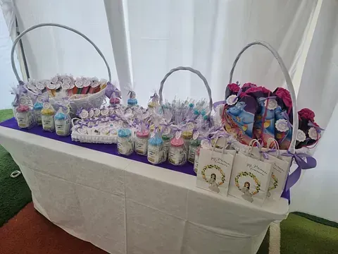Una mesa con muchas botellas y bolsas encima.