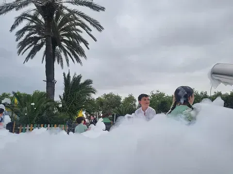 Un grupo de personas está sentada en un charco de espuma.