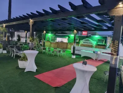 Un restaurante con mesas y sillas y una alfombra roja.