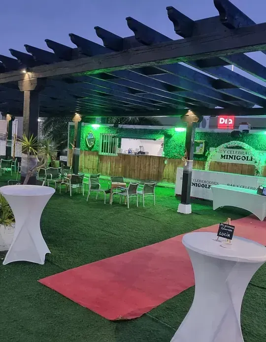 Un restaurante con mesas y sillas y una alfombra roja.