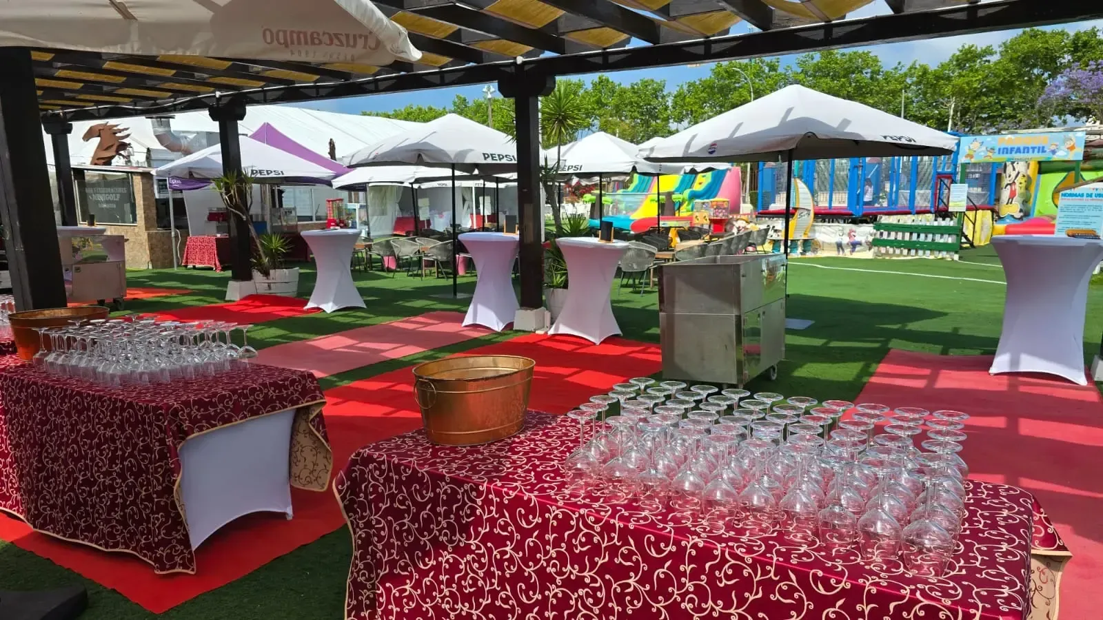 Una mesa con muchas botellas y bolsas encima.
