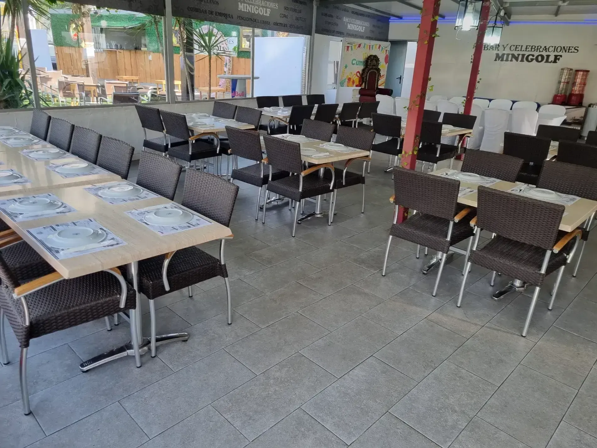 Un restaurante con muchas mesas y sillas