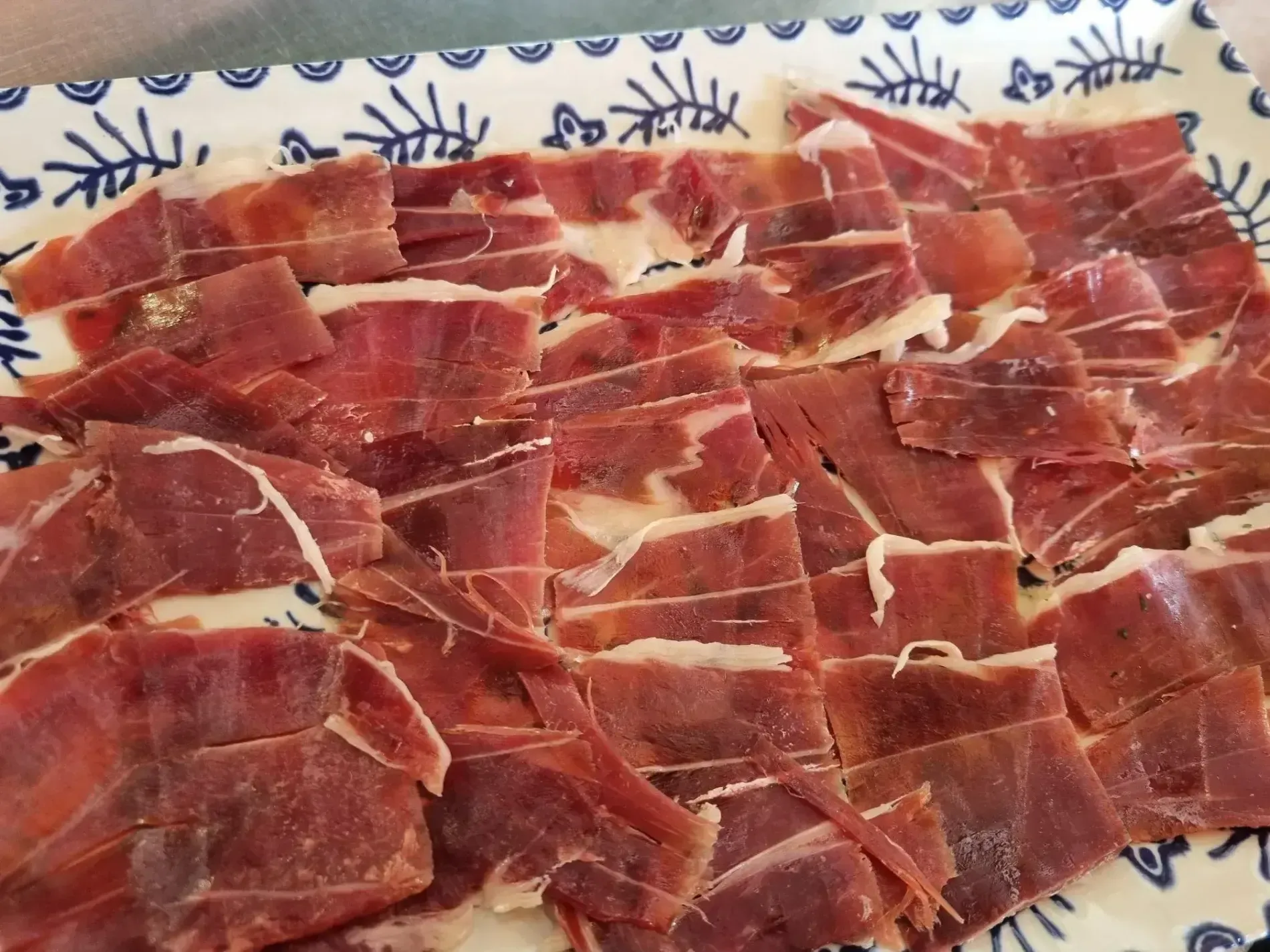 Un plato de carne cortada en rodajas con escritura china.