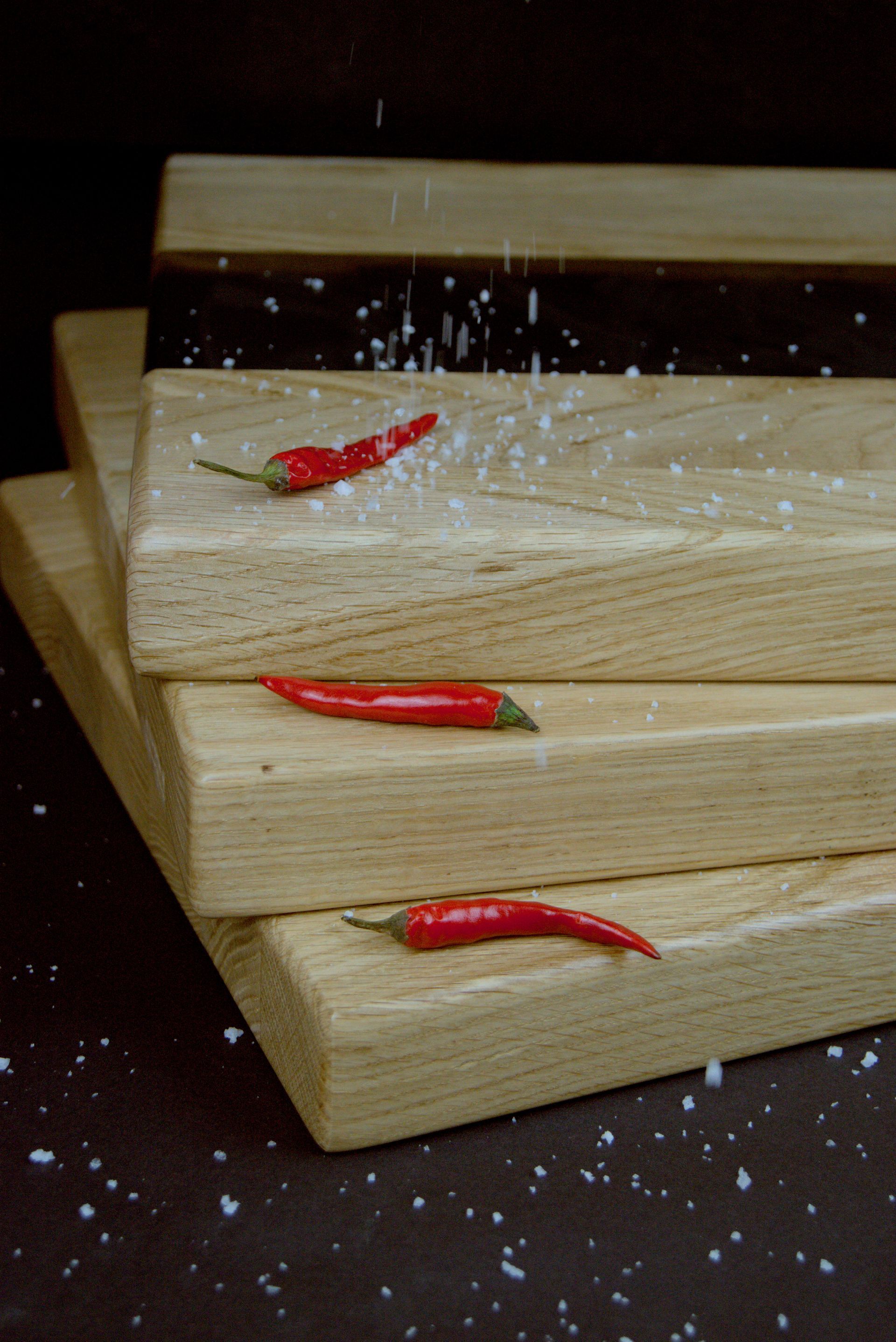 Holzbretter mit Peperoni Holzbretter mit Peperoni