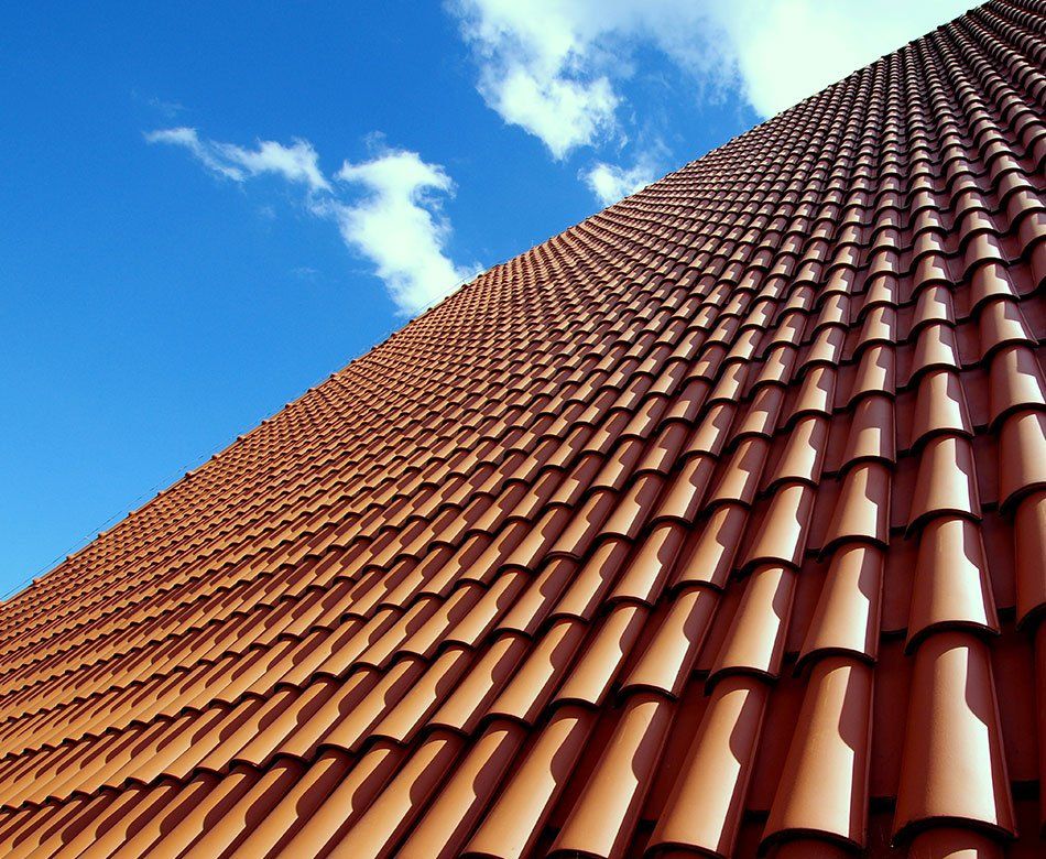 Toiture sous un magnifique ciel bleu