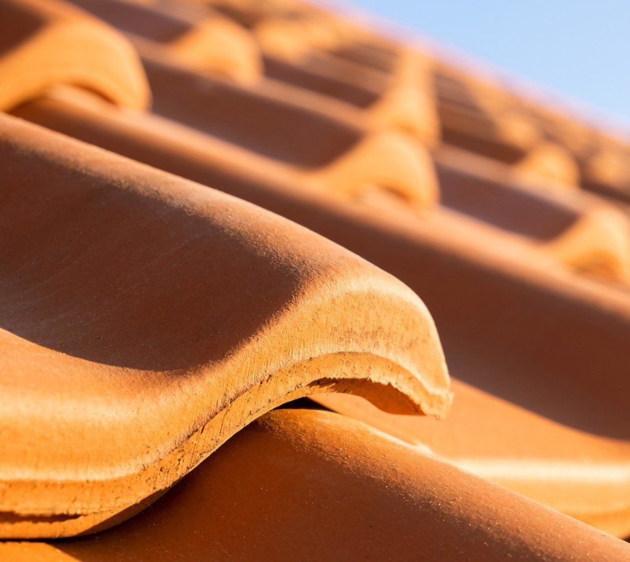 Tuiles éclairées par la lumière du soleil