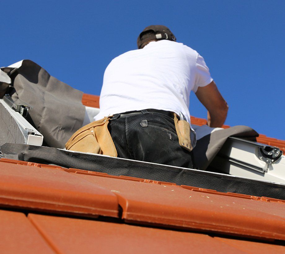 Ouvrier travaillant en hauteur sur une toiture