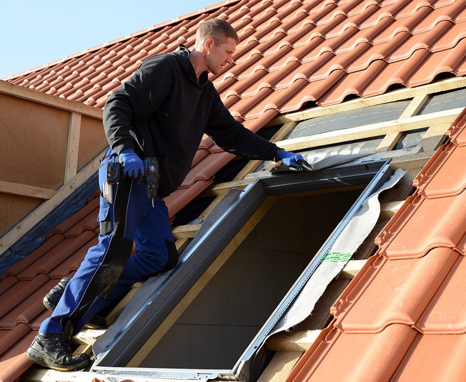 Installation d'une fenêtre de toit par un ouvrier