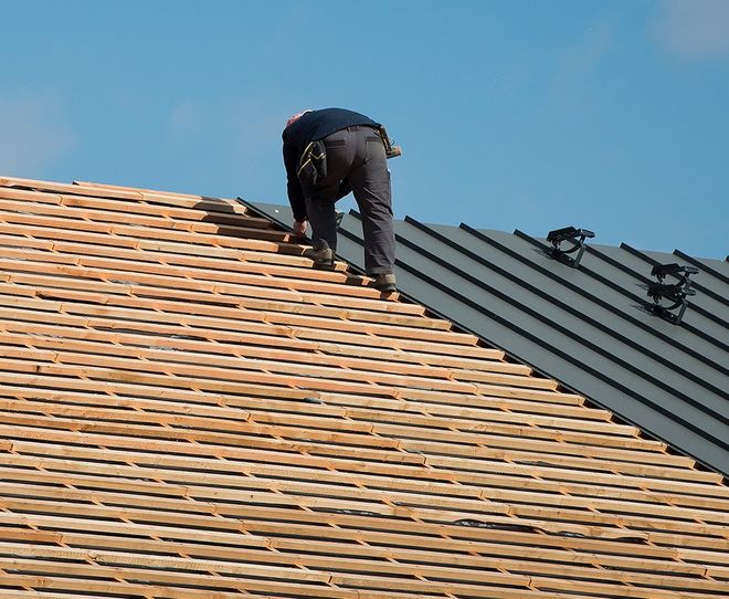Employé travaillant sur une toiture