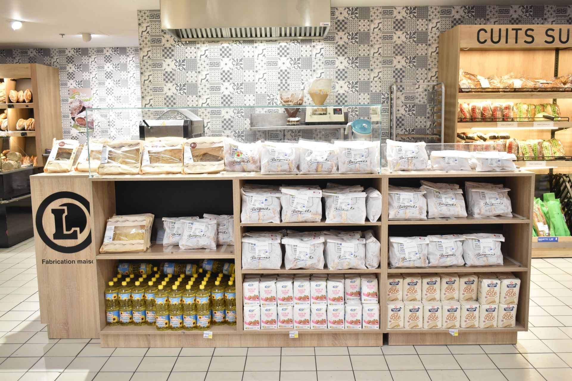 Présentation de l’étal Pâtisserie du rayon Boulangerie : gros plan sur les beignets à emporter. 