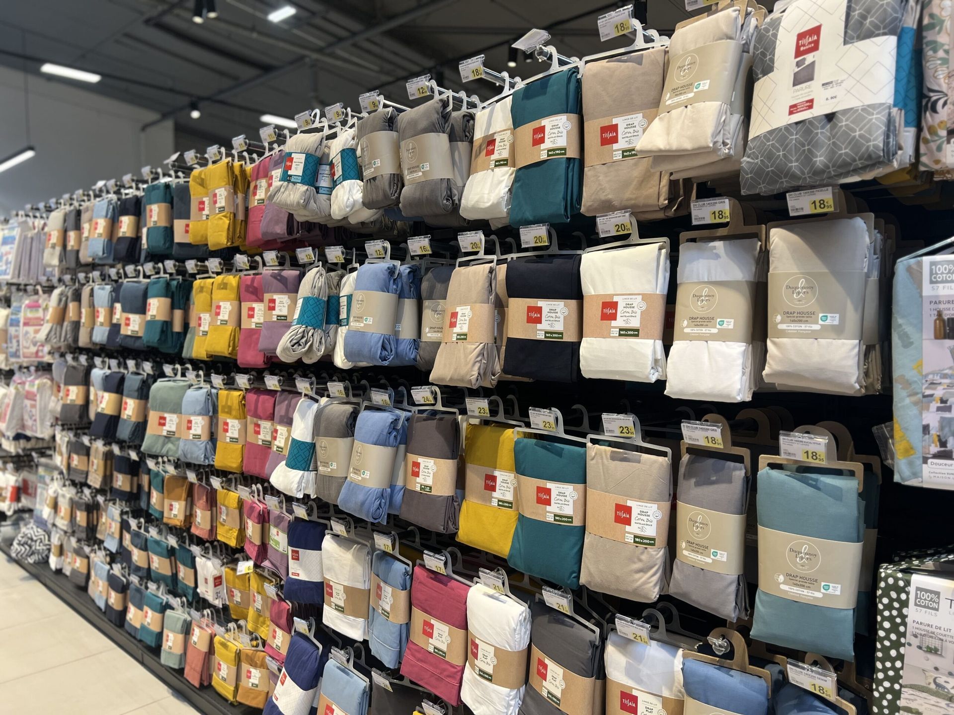 Présentation rayon textiles, parrures de draps.