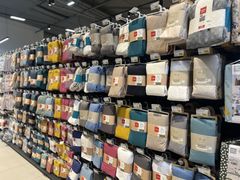 Présentation rayon textiles, parrures de draps.