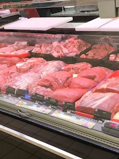 Présentation de la vitrine du rayon Boucherie : gros plan les pièces de bœuf et de veau.