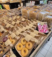 Présentation de l’étal Pâtisserie du rayon Boulangerie : gros plan sur les beignets à emporter. 