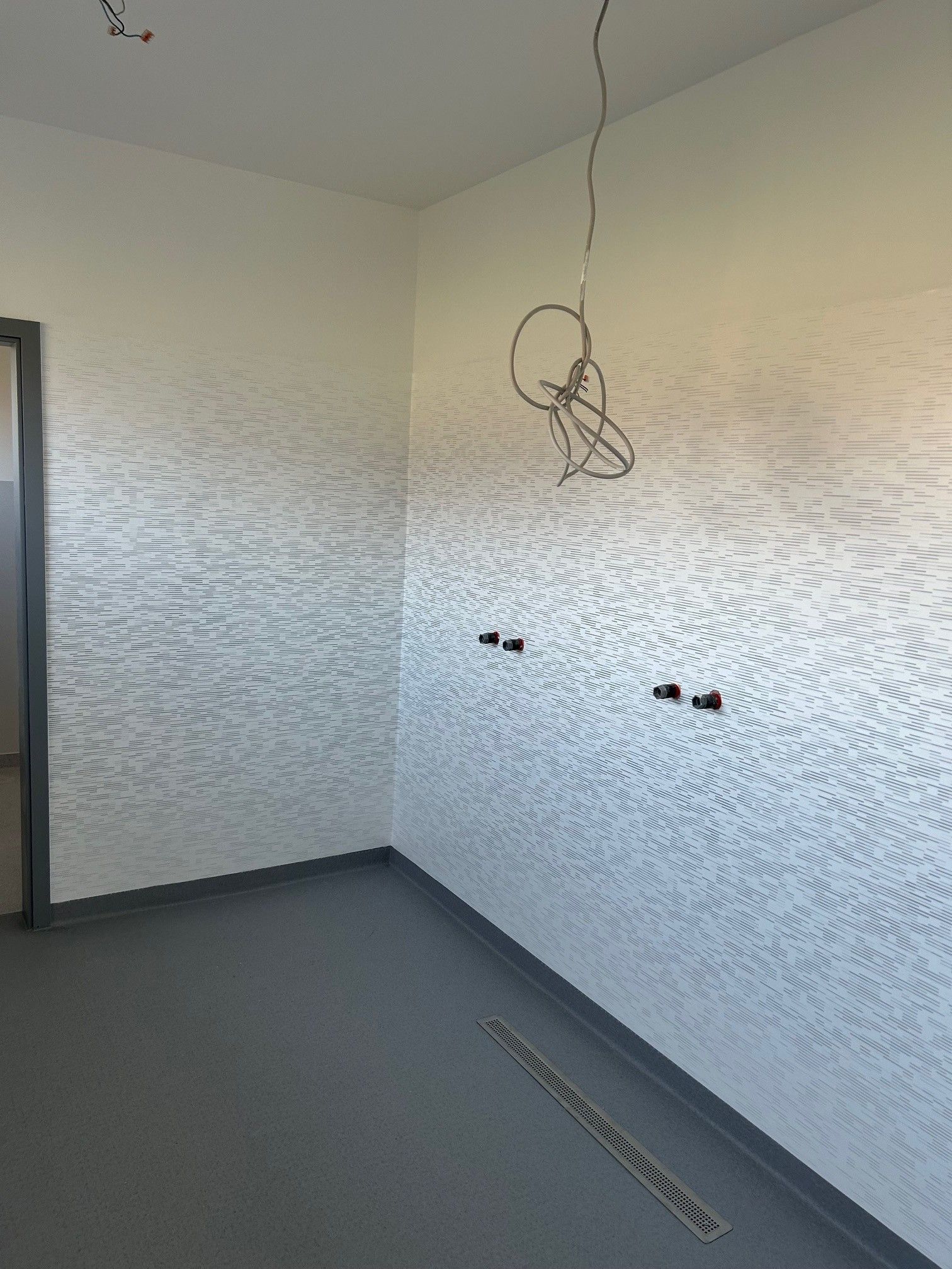 Wangestaltung mit Effekttapete in einem Badezimmer